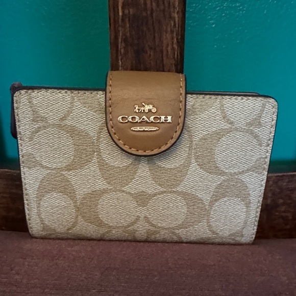 Coach Handbags - 🐎👡🐻🥥Coach Beige and Brown Card Holder